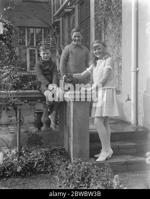 La signora Betty Nuthall , campione junior di tennis su prato , con due suoi fratelli . 29 settembre 1924 Foto Stock