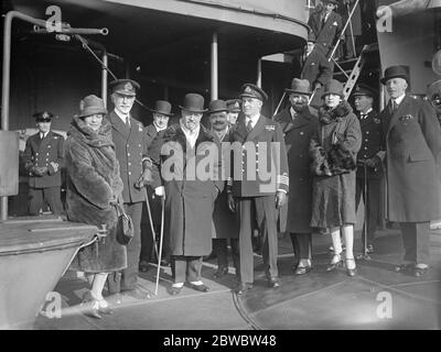 Il conte Volpi , ministro italiano delle finanze, visita Portsmouth . Un gruppo sulla HMS Repulse , che mostra il conte Volpi con la moglie e la figlia , Sir Sydney Fremantle (ammiraglio in capo ) , e Captain Hope , il comandante della nave da guerra . 20 gennaio 1926 Foto Stock