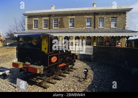 Locomotiva a vapore, GER n. 229 (Coffee Pot) fuori dal North Woolwich Old Station Museum, Londra, Inghilterra, Regno Unito. Circa anni 80 Foto Stock