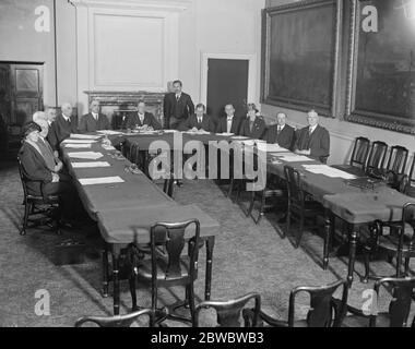 Prima riunione del nuovo consiglio alimentare. Lord Bradbury presiede . A sinistra si trovano i signori G A Powell, Sir John Lorne MacLeod, W e Dudley, C H Bird, F W Birchenough e A Wilson, E a destra, i signori F St Q Hill (segretario ), A e Faulkner, Sir Gilbert Garnsey, B M Dapper, Isaac Stephenson e C S Orwir. 31 luglio 1925 Foto Stock