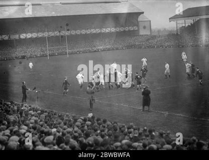 La Nuova Zelanda sconfigge l'Inghilterra in una partita di rugby a Twickenham. Una vista generale che mostra il gioco in corso . 3 gennaio 1925 Foto Stock