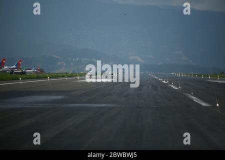 Kathmandu, Nepal. 31 maggio 2020. La pista vuota dell'aeroporto è raffigurata durante il blocco imposto dal governo tra le preoccupazioni sulla diffusione della malattia del coronavirus all'aeroporto internazionale di Tribhuvan a Kathmandu, Nepal, domenica 31 maggio 2020. Credit: Skanda Gautam/ZUMA Wire/Alamy Live News Foto Stock