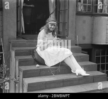 Miss Betty Nuthall , campione di tennis junior sul prato . Fotografata a casa sua . 29 settembre 1924 Foto Stock