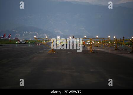 Kathmandu, Nepal. 31 maggio 2020. La pista vuota dell'aeroporto è raffigurata durante il blocco imposto dal governo tra le preoccupazioni sulla diffusione della malattia del coronavirus all'aeroporto internazionale di Tribhuvan a Kathmandu, Nepal, domenica 31 maggio 2020. Credit: Skanda Gautam/ZUMA Wire/Alamy Live News Foto Stock