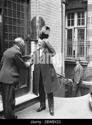 Paderewski al Press Club . M Paderewski , il famoso pianista , è stato ospite d'onore di lunedì a un pranzo al London Press Club . Arrivo di M Paderewski. 13 luglio 1925 Foto Stock