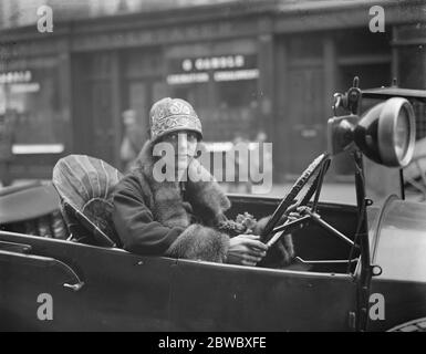 Il 'Little Market' moresco in Walton Street, Chelsea. L'Hon Cicely Molesworth . 29 ottobre 1925 Foto Stock