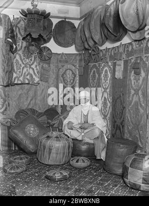 L' Hon Cicely Molesworth al 'Little Market' in stile moresco in Walton Street, Chelsea. L' Hon Cicely Molesworth indossa un abito moresco nel 'piccolo mercato' , mostrando i bellissimi arazzi . 29 ottobre 1925 Foto Stock