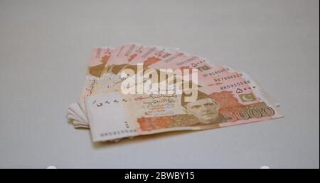 5000 note valutarie Rupees pakistane con sfondo bianco Foto Stock