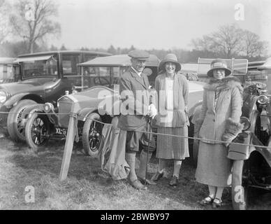 Garth caccia punto di punto a gare punto a Newlands , Arborfield . Lord Jellicoe con le sue due figlie, Signore Gwendolen e Norah . 1 aprile 1925 Foto Stock