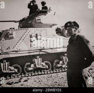 Il maresciallo di campo Montgomery, alias 1° visconte Montgomery di Alamein durante la campagna del deserto occidentale della seconda guerra mondiale, dove comandò l'Ottava Armata Britannica dall'agosto 1942. Foto Stock