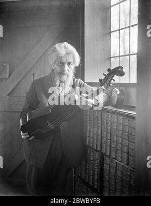 Preparazione per il Festival di musica da camera antica di Haslemere . Famiglia famosa che fa strumenti di vecchia data . Il signor Arnold Dolmetsch con un bel esemplare di violo auto. 23 gennaio 1925 Foto Stock