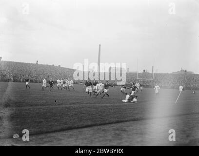 Inghilterra sconfitta dalla Scozia ad Edimburgo in Scozia internazionale di rugby passando 21 marzo 1925 Foto Stock