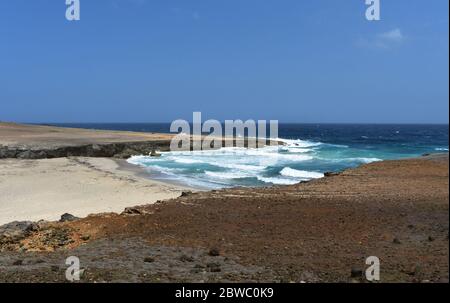 Spiaggia panoramica e remota sul retro di Aruba. Foto Stock