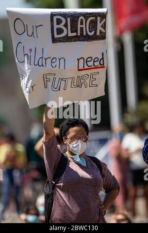 Cardiff, Galles, Regno Unito. 31 maggio 2020. I messaggi vengono mostrati durante una protesta contro la questione Black Lives al Castello di Cardiff in seguito all'assassinio di George Floyd a Minneapolis, Stati Uniti. Credit: Mark Hawkins/Alamy Live News Foto Stock