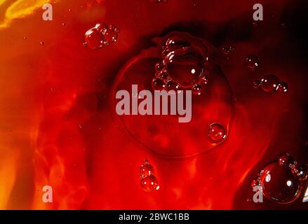 liquido rosso. Mescolare i colori nell'acqua Foto Stock