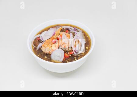 Salsa di pesce dolce in una tazza bianca su fondo bianco Foto Stock