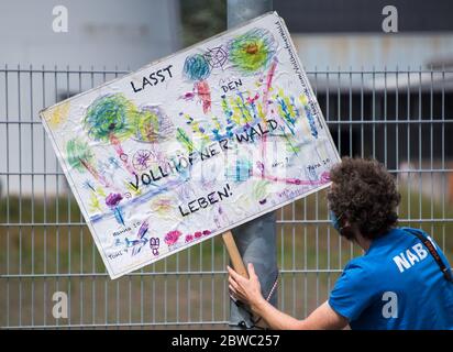 Amburgo, Germania. 31 maggio 2020. Un partecipante a un rally per la conservazione della foresta di Vollhöfner nel distretto di Altenwerder della città allega un cartello con l'iscrizione 'lasciate vivere la foresta di Vollhöfner' ad una recinzione. Credit: Daniel Bockwoldt/dpa/Alamy Live News Foto Stock