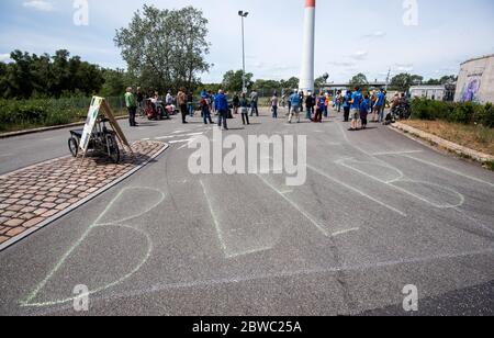 Amburgo, Germania. 31 maggio 2020. I partecipanti ad un raduno per la conservazione della foresta di Vollhöfner nel distretto di Altenwerder si uniscono. In primo piano è 'stay' sul terreno. Credit: Daniel Bockwoldt/dpa/Alamy Live News Foto Stock