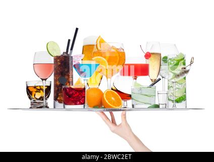 Vassoio con vari cocktail e ghiaccio isolato su sfondo bianco. Laguna Blu, martini, negroni, mojito, spritz, calice, cuba libre, cosm Foto Stock