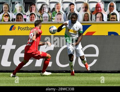 31 maggio 2020, Nord Reno-Westfalia, Mönchengladbach: Calcio: Bundesliga, Borussia Mönchengladbach - 1° FC Union Berlin, 29° incontro nello stadio di Borussia-Park. Marcus Thuram (r) di Mönchengladbach e gli Unions Christopher Trimmel combattono per la palla. Foto: Martin Meissner/AP Pool/dpa - NOTA IMPORTANTE: In conformità con le norme del DFL Deutsche Fußball Liga e del DFB Deutscher Fußball-Bund, è vietato sfruttare o aver sfruttato nello stadio e/o nel gioco le fotografie scattate sotto forma di sequenze di immagini e/o serie di foto video. Foto Stock