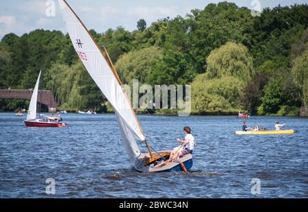 Amburgo, Germania. 31 maggio 2020. Due giovani navigano attraverso l'Alster esterno in una barca a vela sotto il sole. Credit: Daniel Bockwoldt/dpa/Alamy Live News Foto Stock