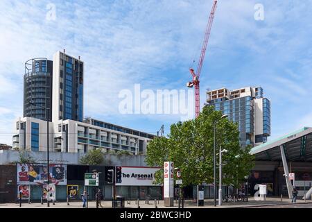 Il nuovo sviluppo della City North Housing a Finsbury Park, a nord di Londra, si è visto da Seven Sisters Road, con Finsbury Park Station in primo piano Foto Stock