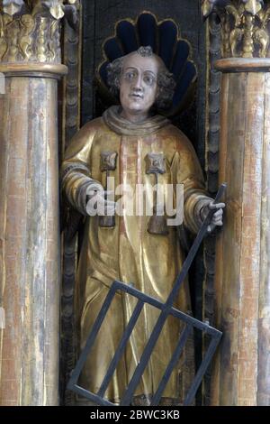 Statua di San Lorenzo su un altare maggiore presso la chiesa di nostra Signora della montagna a Lobor, Croazia Foto Stock