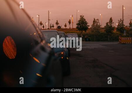 parcheggiate le auto in una strada in un quartiere residenziale Foto Stock