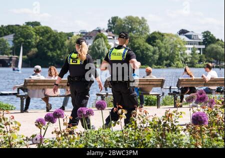 Amburgo, Germania. 31 maggio 2020. Due poliziotti pattugliano l'Alster esterno al sole. Credit: Daniel Bockwoldt/dpa/Alamy Live News Foto Stock