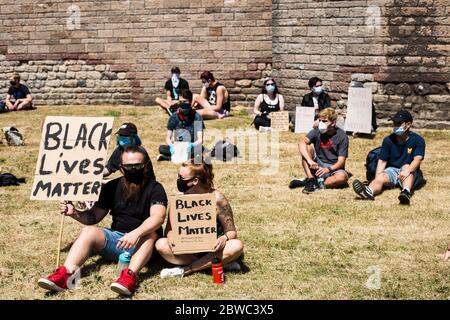 REGNO UNITO, GALLES. 31 maggio 2020. I cittadini di Cardiff si riuniscono sui terreni del castello durante un periodo di 26 gradi di calore per mostrare il sostegno al movimento 'Black Lives Matter (BLM)' durante una protesta pacifica, autorizzata per un'ora dalla polizia del Galles del Sud. Foto Stock