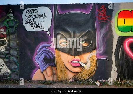 Catwoman mit dem slogan 'Girls just wanna have fun' Wandbild/ murale, Mauerpark, Berlin-Prenzlauer Berg (nur fuer redaktionelle Verwendung. Verricello Foto Stock