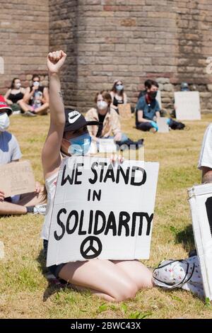 REGNO UNITO, GALLES. 31 maggio 2020. I cittadini di Cardiff si riuniscono sui terreni del castello durante un periodo di 26 gradi di calore per mostrare il sostegno al movimento 'Black Lives Matter (BLM)' durante una protesta pacifica, autorizzata per un'ora dalla polizia del Galles del Sud. Foto Stock
