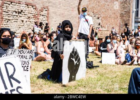 REGNO UNITO, GALLES. 31 maggio 2020. I cittadini di Cardiff si riuniscono sui terreni del castello durante un periodo di 26 gradi di calore per mostrare il sostegno al movimento 'Black Lives Matter (BLM)' durante una protesta pacifica, autorizzata per un'ora dalla polizia del Galles del Sud. Foto Stock