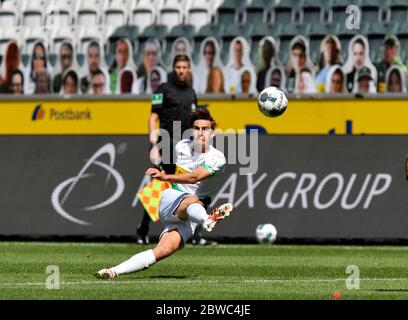 31 maggio 2020, Nord Reno-Westfalia, Mönchengladbach: Calcio: Bundesliga, Borussia Mönchengladbach - 1° FC Union Berlin, 29° incontro nello stadio di Borussia-Park. Florian Neuhaus di Mönchengladbach in azione. Foto: Martin Meissner/AP Pool/dpa - NOTA IMPORTANTE: In conformità con le norme del DFL Deutsche Fußball Liga e del DFB Deutscher Fußball-Bund, è vietato sfruttare o aver sfruttato nello stadio e/o nel gioco le fotografie scattate sotto forma di sequenze di immagini e/o serie di foto video. Foto Stock