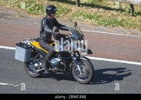 BMW 1200 GS, Stahlkoffer pannier, motociclista; trasporto a due ruote, motociclette, veicoli, strade, motociclette, motociclisti che guidano l'autostrada M6 Chorley, Regno Unito Foto Stock