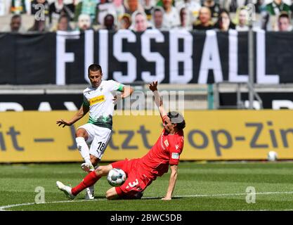 31 maggio 2020, Nord Reno-Westfalia, Mönchengladbach: Calcio: Bundesliga, Borussia Mönchengladbach - 1° FC Union Berlin, 29° incontro nello stadio di Borussia-Park. Stefan Lainer (l) e gli Unions Neven Subotic di Mönchengladbach lottano per la palla. Foto: Martin Meissner/AP Pool/dpa - NOTA IMPORTANTE: In conformità con le norme del DFL Deutsche Fußball Liga e del DFB Deutscher Fußball-Bund, è vietato sfruttare o aver sfruttato nello stadio e/o nel gioco le fotografie scattate sotto forma di sequenze di immagini e/o serie di foto video. Foto Stock