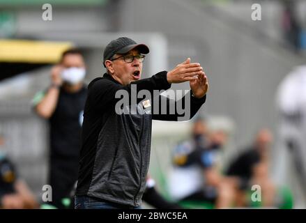 31 maggio 2020, Nord Reno-Westfalia, Mönchengladbach: Calcio: Bundesliga, Borussia Mönchengladbach - 1° FC Union Berlin, 29° incontro nello stadio di Borussia-Park. Il coach Union Urs Fischer fornisce istruzioni. Foto: Martin Meissner/AP Pool/dpa - NOTA IMPORTANTE: In conformità con le norme del DFL Deutsche Fußball Liga e del DFB Deutscher Fußball-Bund, è vietato sfruttare o aver sfruttato nello stadio e/o nel gioco le fotografie scattate sotto forma di sequenze di immagini e/o serie di foto video. Foto Stock