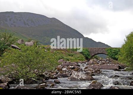 Un vecchio ponte di pietra Killarney National Park, Irlanda Foto Stock
