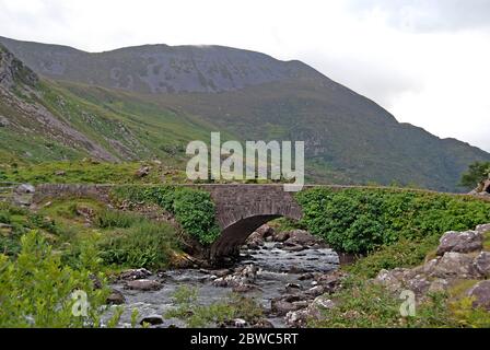 Un vecchio ponte di pietra Killarney National Park, Irlanda Foto Stock