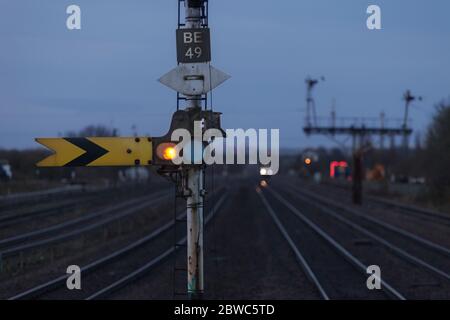 Semaforo segnale ferroviario distante con un treno in avvicinamento a Barnetby, UK Foto Stock