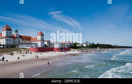 Binz, Germania. 31 maggio 2020. Le onde si infrangono sulla spiaggia. I venti vivaci del nord-est hanno portato gioia ai surfisti e ai kite surfisti. Vicino al molo i surfisti stavano aspettando le onde più alte. Escursionisti e bagnanti popolarono anche la spiaggia, che era diventata stretta a causa del vento onshore, a temperature intorno ai 15 gradi. Credit: Stefan Sauer/dpa-Zentralbild/dpa/Alamy Live News Foto Stock