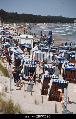 Binz, Germania. 31 maggio 2020. I turisti potranno godersi il weekend Whitsun sulla spiaggia. I venti vivaci del nord-est hanno portato gioia ai surfisti e ai kite surfisti. Vicino al molo i surfisti stavano aspettando le onde più alte. Escursionisti e bagnanti popolarono anche la spiaggia a temperature intorno ai 15 gradi, che erano diventate strette a causa del vento onshore. Credit: Stefan Sauer/dpa-Zentralbild/dpa/Alamy Live News Foto Stock