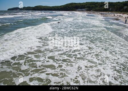 Binz, Germania. 31 maggio 2020. Le onde si infrangono sulla spiaggia. I venti vivaci del nord-est hanno portato gioia ai surfisti e ai kite surfisti. Vicino al molo i surfisti stavano aspettando le onde più alte. Escursionisti e bagnanti popolarono anche la spiaggia, che era diventata stretta a causa del vento onshore, a temperature intorno ai 15 gradi. Credit: Stefan Sauer/dpa-Zentralbild/dpa/Alamy Live News Foto Stock