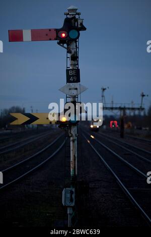 Semaforo segnale ferroviario distante con un treno in avvicinamento a Barnetby, UK Foto Stock