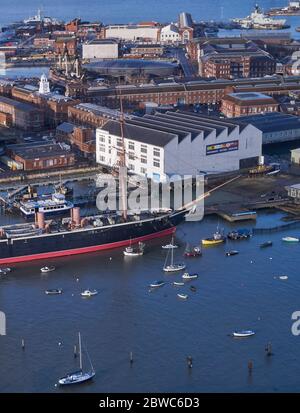 Boathouse 4 nel suo contesto di cantiere. Boathouse 4, Portsmouth, Regno Unito. Architetto: Walters e Cohen Ltd, 2015. Foto Stock