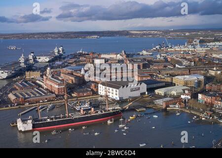 Boathouse 4 nel suo contesto di cantiere. Boathouse 4, Portsmouth, Regno Unito. Architetto: Walters e Cohen Ltd, 2015. Foto Stock
