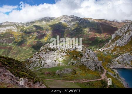 Sentiero escursionistico nel parco nazionale di Somiedo, Spagna, Asturie. Riserva naturale dei laghi di Saliencia. Ambiente naturale mozzafiato. Foto Stock