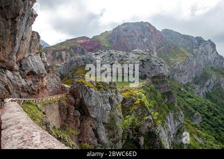 Sentiero recintato nel parco nazionale di Somiedo, Spagna, Asturie. Riserva naturale dei laghi di Saliencia. Ambiente naturale mozzafiato. Foto Stock