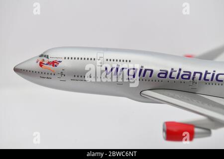 Un Boeing 747- 400 1:250 della Virgin Atlantic Airways modello in scala con sfondo bianco Foto Stock