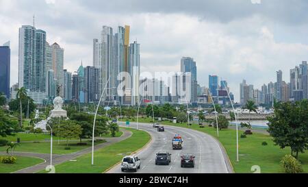 Panama City a Panama, autostrade e grattacieli con cielo nuvoloso, America Centrale Foto Stock